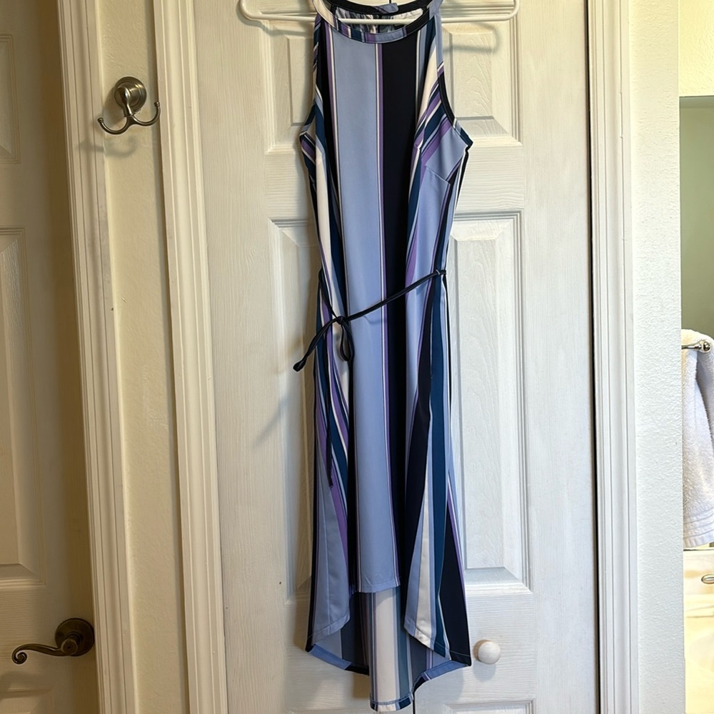 Knee length dress with hi-low hemline. Size xs